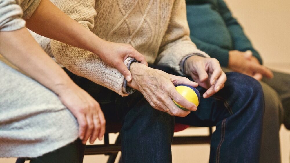Media picture: Consulta prèvia a l'elaboració de la llei de contractes de serveis a les persones